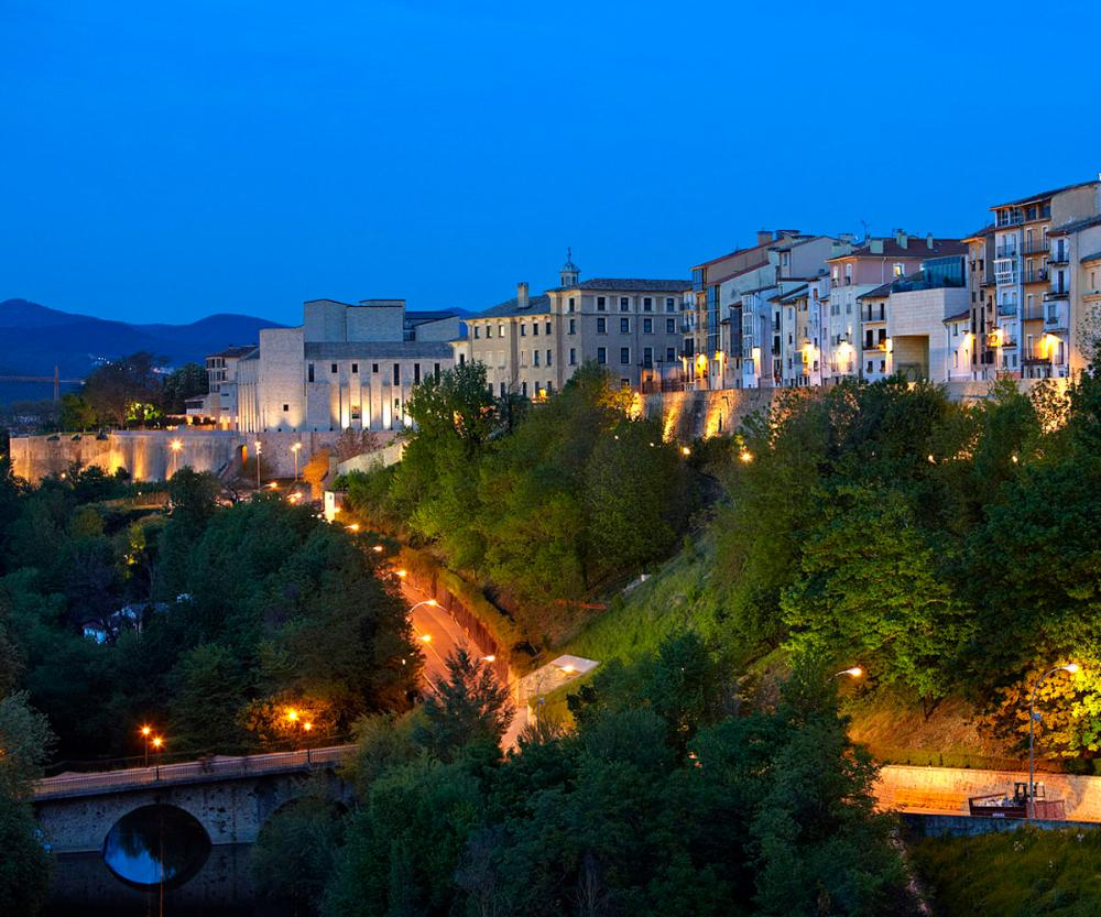 murallas de Pamplona al anochecer